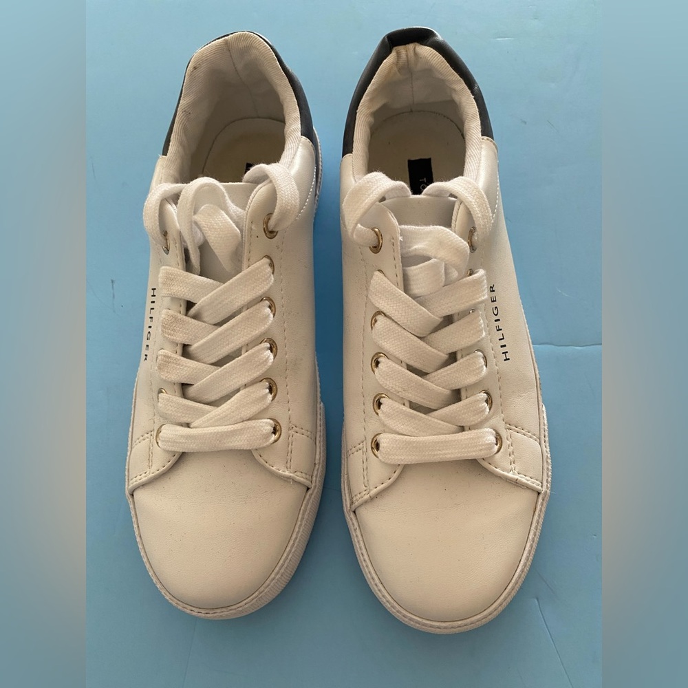 Tommy Hilfiger Athletic Wmn Shoes size 5